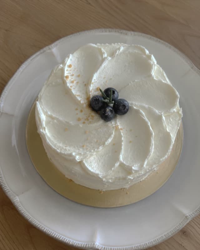 Gâteau blanc décoré de myrtilles — photo de départ